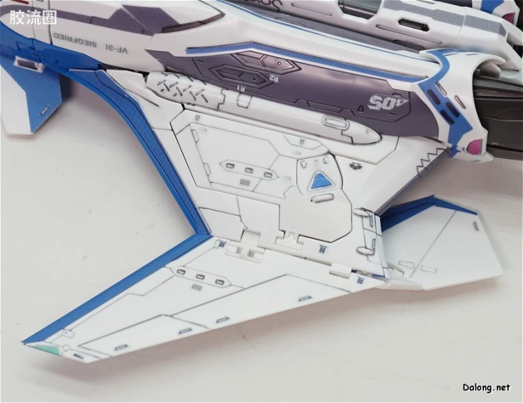 万代超时空要塞系列拼装模型 1比72 VF-31J 齐格弗里德(疾风机) - 图片