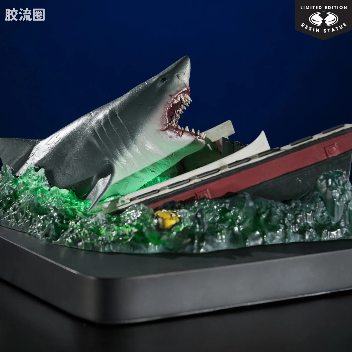 麦克法兰电影与连续剧系列 雕像 大白鲨（50周年纪念）1/48比例 宝丽石雕像（含发光底座） - 图片