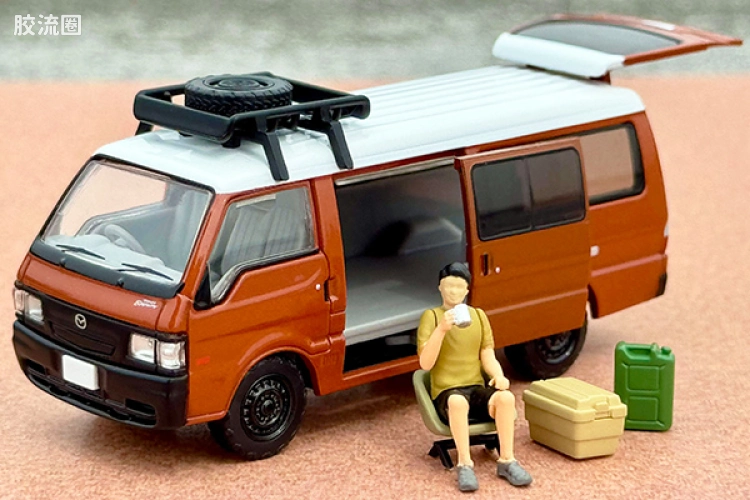 多美卡金属车系列 TOMICA LIMITED VINTAGE NEO LV-N310d 马自达 Bongo Brony Van 自定义版（褐色 ）附带车顶托架、人物等