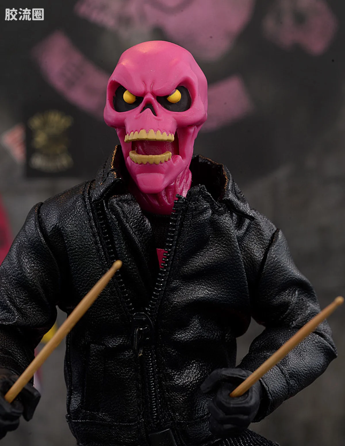 Mezco one-12系列 1/12 Rumble Society集体系列  粉骷髅混沌俱乐部 豪华版 ‘地狱演出’ 套装 - 图片