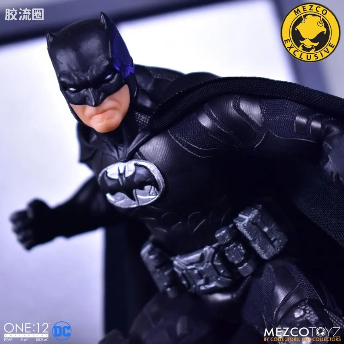 Mezco one-12系列 1/12 DC Comics集体系列 蝙蝠侠-至尊蝙蝠侠(全黑版） - 图片